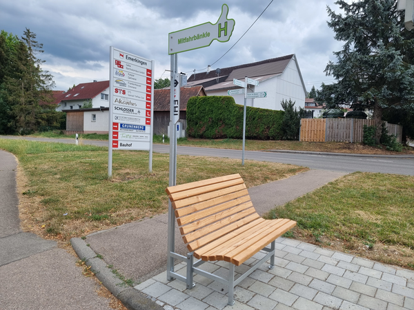 Landsachaftsbild mit unsererem Mitfahrbänkle an der Ortsdurchgangsstraße.