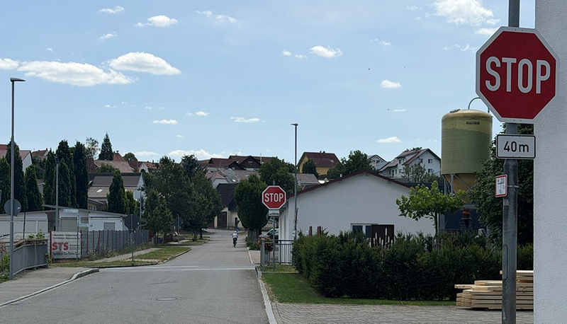 Bild der Stoppstelle an der Kreuzung Rottenacker Straße/Bachstraße aus 40 Meter Entfernung